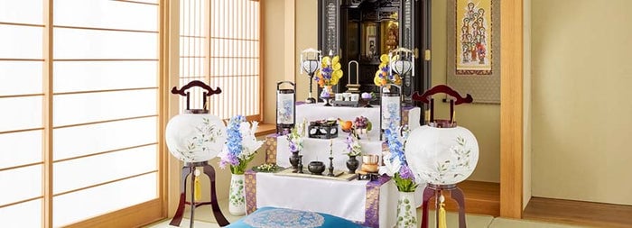 お仏壇と盆棚の周りに飾られた盆提灯