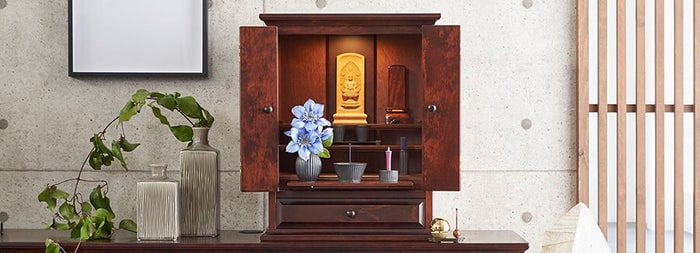 棚の上に置かれたモダンな上置き仏壇