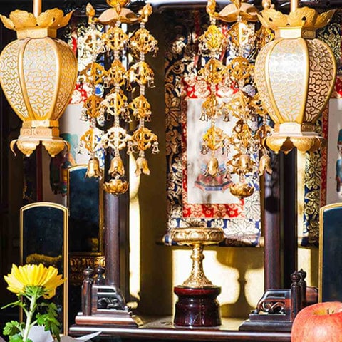 伝統的な仏壇に飾られた塗り位牌