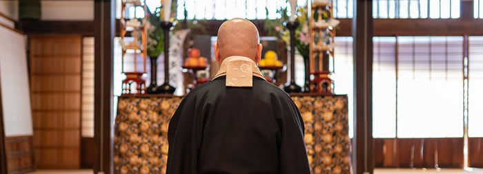 読経する僧侶