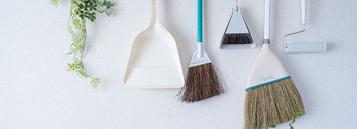 壁に掛けられた掃除用具