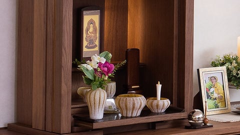 仏壇に仏具一式をお飾りしているイメージ画像