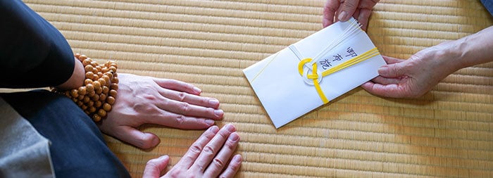 僧侶にお布施をお渡しするシーン
