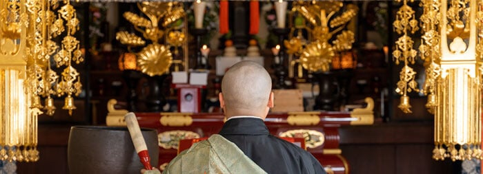 寺院で読経する僧侶