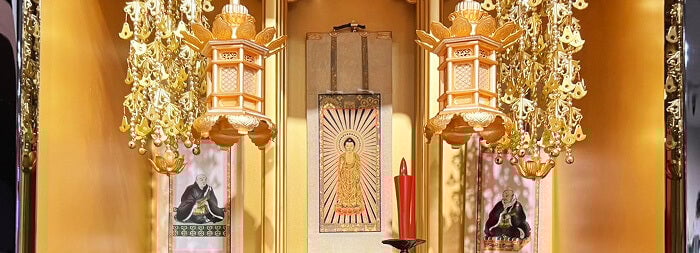 荘厳された金仏壇