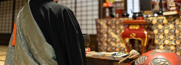読経する僧侶