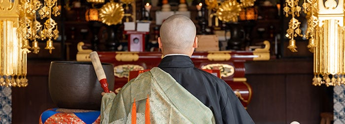 読経する僧侶の後ろ姿