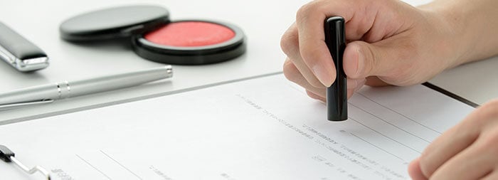 書類に捺印する手元