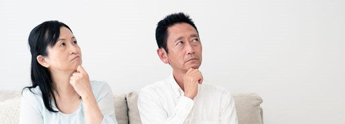 考える夫婦