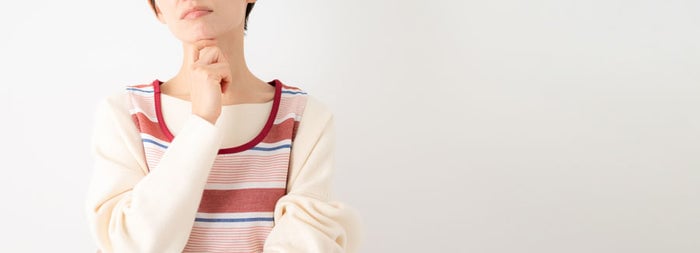 悩む女性の写真