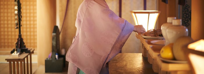 神前にお供えをする神官