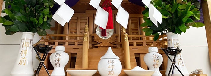 お供え物が飾られた神棚