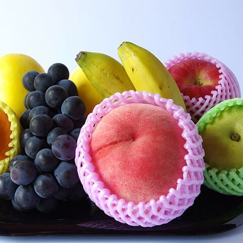 お盆に乗った果物