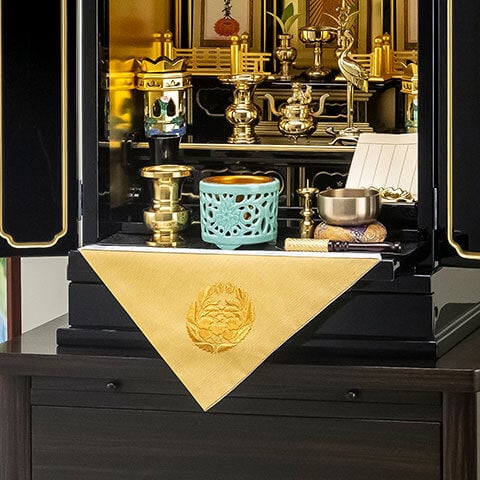 打敷をお飾りした金仏壇