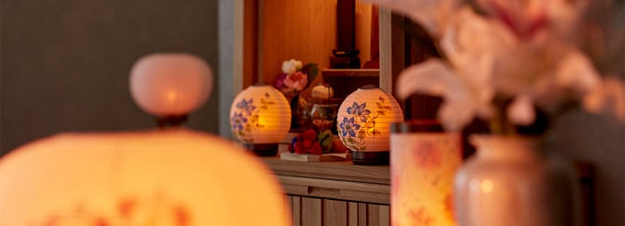 お仏壇と盆飾り、盆提灯のイメージ画像