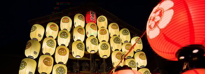 提灯が飾られたお祭り