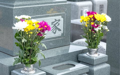 お墓への花の供え方
