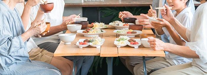 家族が集まって食事している風景