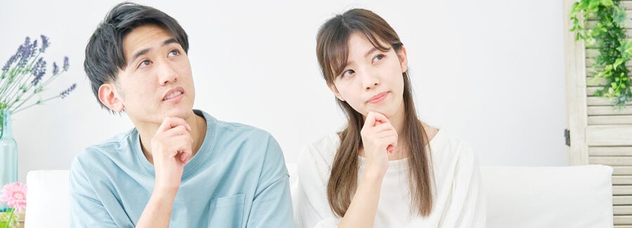悩んでいる若い夫婦