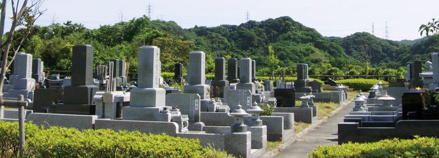 お墓が並んでいる風景