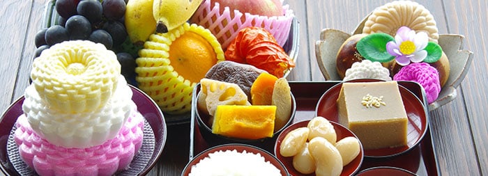 机に置かれた精進料理、落雁、果物
