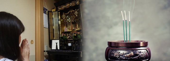 お仏壇の前で合掌する女性と、香炉に立てられたお線香