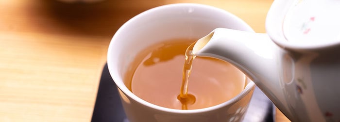 甘茶を注がれる湯呑